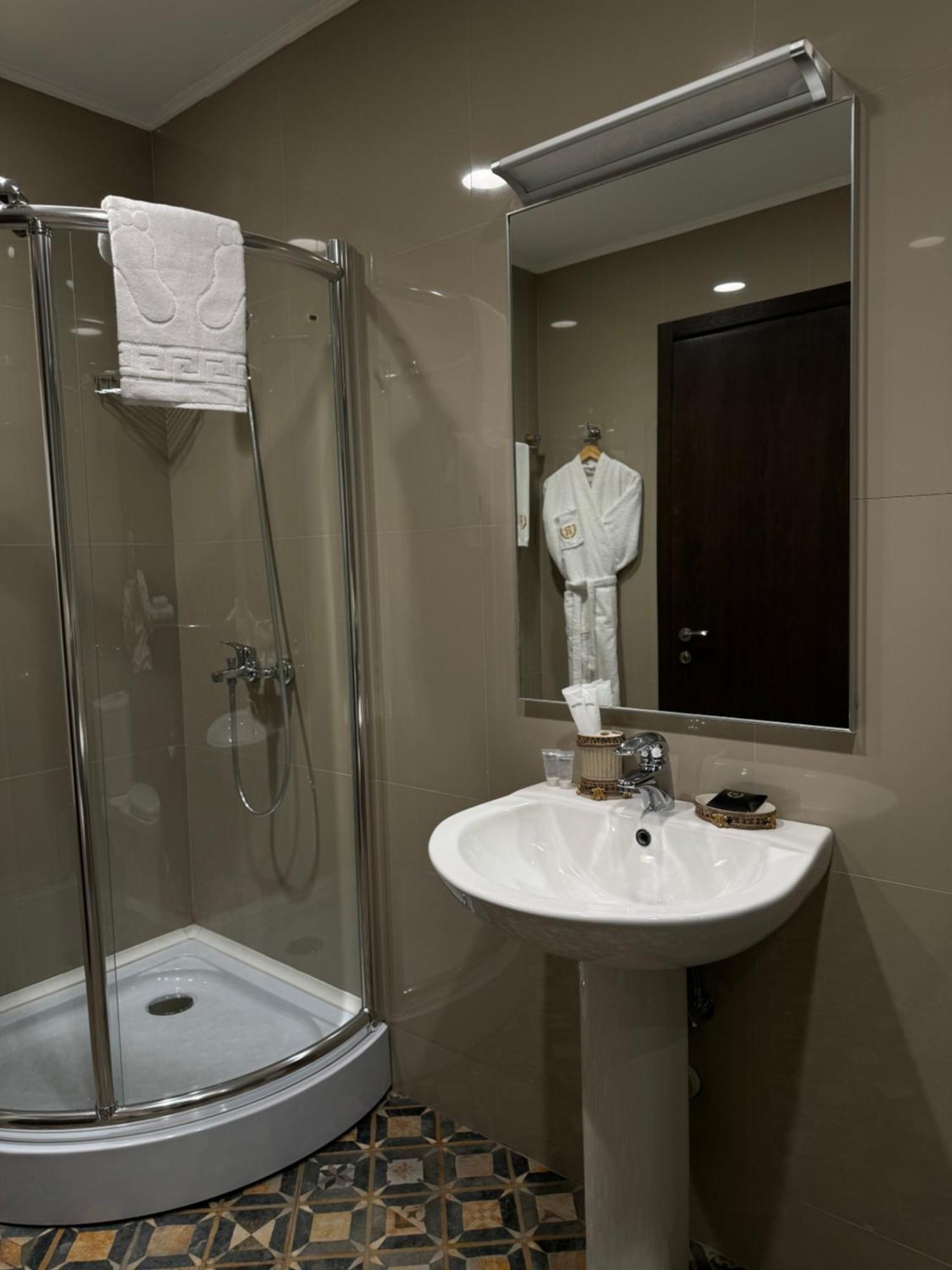 Redline Hotel Tbilisi Buitenkant foto