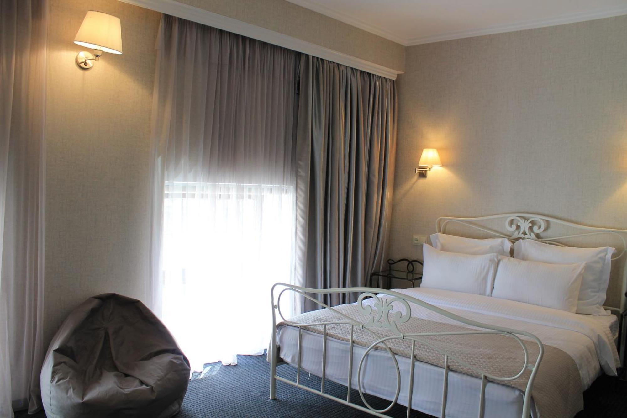 Redline Hotel Tbilisi Buitenkant foto